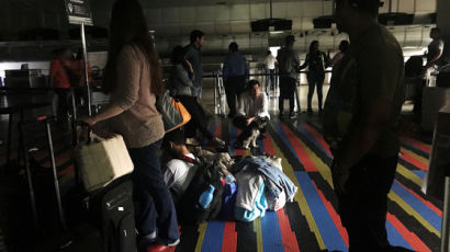 [서소문사진관] 또 다시 암흑 베네수엘라, 공항도 지하철도 깜깜!