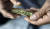 미국 뉴저지에서 지난 2015년 한 남성이 기호용 마리화나 합법화 지지 운동 일환으로 대마초 궐련 제조 시범을 보이고 있다. [AP]