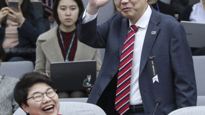 [포토사오정] 곽상도 의원이 국회에서 손 흔들며 참석한 이유 