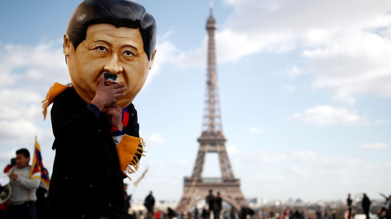 [서소문사진관]콧수염 붙이고 에펠탑 앞에 나타난 시진핑