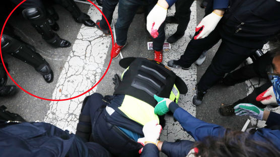 [서소문사진관] 민주노총 시위대 끌려가 땅바닥 엎드린 경찰