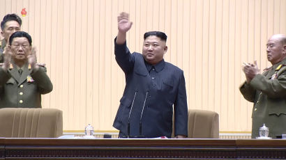 [서소문사진관]김정은 위원장 연설에 눈물 흘리는 북한군 병사