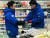 서울 강남구 역삼동 한 슈퍼마켓에서 직원들이 채소를 속비닐에 넣어 포장하고 있다. 남궁민 기자