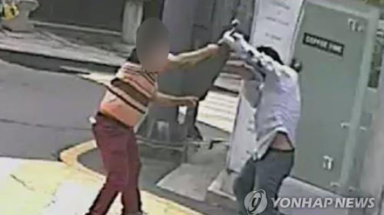 '건물주 폭행' 궁중족발 사장, 2심서 6개월 감형받아 징역 2년