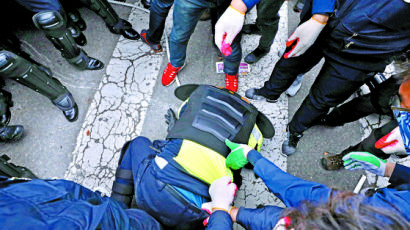[사진] 민노총에 끌려가 바닥에 엎드린 경찰
