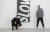 아스팔트를 캔버스 모양으로 만들어 흰색 페인트로 작업한 아티스트 듀오 엘름그린(오른쪽)과 드라그셋. [권혁재 사진전문기자]