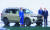 김효준 BMW그룹 코리아 회장(오른쪽)이 28일 오전 경기 고양시 일산서구 킨텍스에서 열린 2019 서울모터쇼 프레스데이에 참석, 신형 BMW 차량을 선보이고 있다. 왼쪽부터 임승모 디자이너, 피터 노타 보드멤버, 김 회장. [뉴시스]