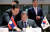 지난해 10월 19일 벨기에 브뤼셀 유러피언빌딩에서 열린 제12차 아셈정상회의에서 문 대통령이 정의용 국가안보실장과 연설문을 검토하고 있다. / 사진:연합뉴스