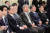 1월 10일 청와대 본관에서 열린 신년 기자회견에서 청와대 비서진이 대통령의 연설을 지켜보고 있다. / 사진:연합뉴스