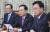 민주당 홍영표 원내대표(가운데)가 29일 국회에서 열린 최고위원회의에서 발언을 하고 있다.   임현동 기자