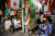 인도 콜카타의 도매시장에서 총선에 참가하는 각 정당의 깃발이 진열돼 있다. [AP=연합뉴스] 