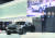 백정현 재규어랜드로버코리아 대표가 28일 경기도 고양시 킨텍스에서 개막한 서울모터쇼에서 자사의 차량을 소개하고 있다. 왼쪽으로 재규어 역사상 최초의 순수전기차 I페이스가 전시되어 있다. [문희철 기자]