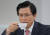 자유한국당 황교안 대표가 지난 28일 오후 서울 은평구 한국환경산업기술원 수도권대기오염집중측정소를 방문해 간담회에 앞서 차를 마시고 있다. [연합뉴스]