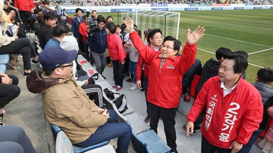 한국당 ‘축구장 선거운동’ 논란에…강기윤 “의욕 앞섰다” 사과
