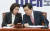 황교안 자유한국당 대표(오른쪽)와 나경원 원내대표가 지난 달 28일 오전 국회에서 열린 최고위원회의에서 대화하고 있다. 임현동 기자
