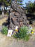 너븐숭이 4.3기념관 근처 애기무덤 옆에 있는 돌탑. 희생된 아이들을 추모하는 꽃·인형 등이 놓여있다.