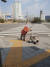 한 노인이 바퀴가 달린 의자를 끌고 걷어가고 있는 모습. 유석종 소장이 지난달 우연히 발견해 촬영했다.［사진 유석종 소장］ 