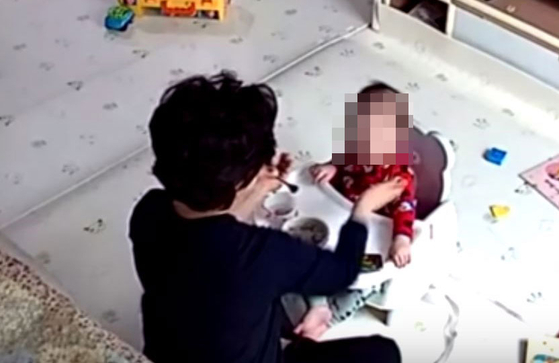 아이돌봄서비스에서 나온 아이돌보미가 14개월 아기의 뺨을 때리는 모습. [사진 유튜브 캡처]