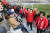 경남FC 경기장 안에서 당명이 적힌 붉은 점퍼를 입고 유세하는 자유한국당 황교안 대표. [사진 자유한국당 홈페이지 캡처]