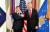 정경두 국방부 장관(왼쪽)이 1일(현지시간) 미국 워싱턴 DC 미 국방부 청사에서 패트릭 섀너핸 국방장관 대행과 손을 잡고 있다. [연합뉴스]