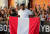 우사인 볼트가 2일(현지시간) 페루 리마에서 열린 &#39;모토 택시&#39;와의 50m 경주에서 페루 국기를 들어보이고 있다.[EPA=연합뉴스]