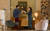  에어비앤비 직원들이 지난달 11일(현지시간) 프랑스 파리 루브르 박물관 유리 피라미드안에서 숙박 이벤트 리허설을 하고 있다. 모나리자 상 앞에서 칵테일을 마시는 장면. [로이터=연합뉴스] 