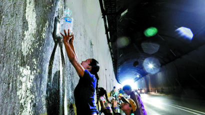 [사진] 베네수엘라, 터널 속 한방울 물이라도