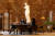  에어비앤비 직원들이 지난 12일(현지시간) 프랑스 파리 루브르 박물관 유리 피라미드안에서 숙박 이벤트 리허설을 하고 있다. 밀로의 비너스 상 앞에서 식사하는 장면. [로이터=연합뉴스] 