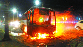 버스까지 덮친 고성 산불…군부대 탄약고·아파트 등 위협