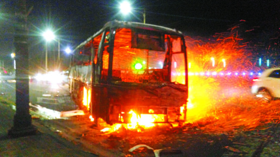 버스까지 덮친 고성 산불…군부대 탄약고·아파트 등 위협