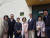목포 공생원을 방문한 구리하라 히로카즈 일본항공 지점장(우측 세 번째) 및 임직원과 정애라 공생원 원장(좌측 네 번째)이 ‘JAL하우스’ 앞에서 기념촬영을 하고 있다.