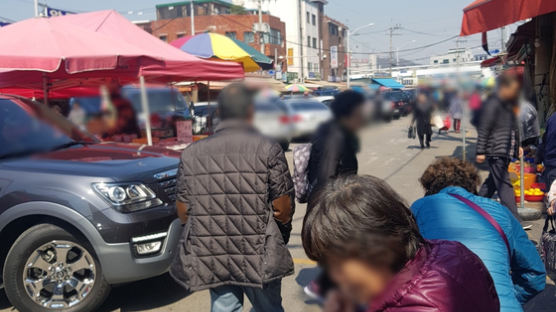 [현장 취재] ‘노인사고 1위’ 청량리청과시장, 인도 막혀 차도 보행 아찔