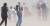 5일 전국에서 황사가 발생, 미세먼지 농도가 높아질 것으로 국립환경과학원이 예보했다. 사진은 2017년 5월 6일 서울 경복궁을 찾은 관광객들이 황사 먼지를 피해 몸을 돌리고 있다. [중앙포토]