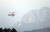 5일 오전 강원 고성군 토성면에서 산림청 헬기가 고성 산불 발화지점 인근의 산불을 감시하고 있다. [뉴스1]