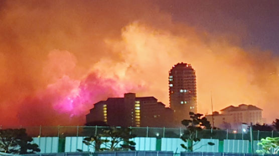[서소문사진관]고성 산불 속초시 위협 주민 긴급 대피
