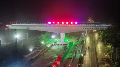 [서소문사진관]중국 1만4000t 다리 회전시켜 건설.