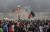 팔레스타인 시위대가 이스라엘과의 국경에서 시위를 벌이고 있다. [EPA=연합뉴스]