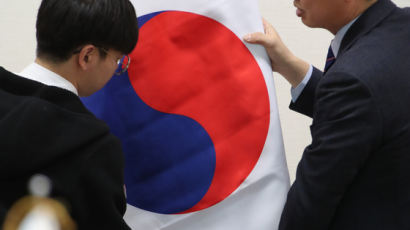 외교부, '구겨진 태극기' 담당과장 보직해임