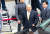 지난달 11일 전두환 전 대통령이 광주지법에 도착한 후 재판을 받기 위해 법정으로 걸어가고 있다. 프리랜서 장정필