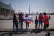 러시아 국기를 든 관광객들이 달리는 선수를 응원하고 있다. [AFP=연합뉴스]