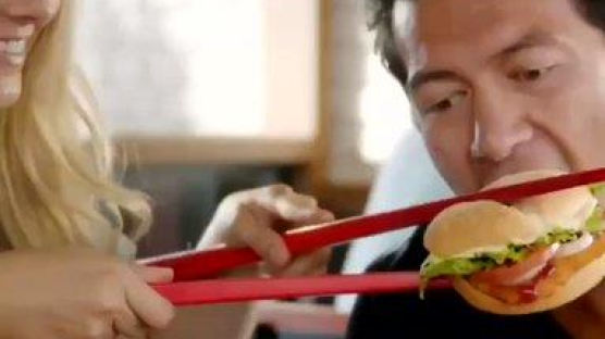 ‘햄버거를 젓가락으로 먹는다고?’ 뉴질랜드서 버거킹 광고 ‘인종차별’ 논란