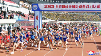 [서소문사진관] 외국인 맥을 못 추는 평양 국제 마라톤 경기대회 