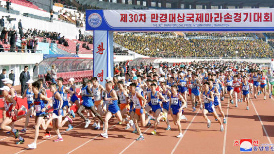 [서소문사진관] 외국인 맥을 못 추는 평양 국제 마라톤 경기대회 