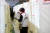 강원 고성·속초 일대 산불 이틀째인 5일 오후 고성 천진초등학교에 마련된 이주민 대피소에서 재난심리상담사가 서류를 살피고 있다.[연합뉴스]