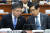 박상기 법무부 장관(오른쪽)이 지난해 11월 22일 서울 여의도 국회에서 열린 사법개혁특별위원회 전체 회의에서 민갑룡 경찰청장과 이야기를 나누고 있다. [뉴스1]