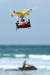 지난해 9월 호주 시드니 맨리비치에서 구명 동의를 실은 들론이 해변을 날고 [EPA=연합뉴스]