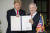 지난달 25일 트럼프 미국 대통령이 백악관에서 네타냐후 이스라엘 총리(우)와 회담을 가진 뒤 골란고원에 대한 이스라엘의 주권을 인정한다는 내용의 포고문에 서명한 모습. [EPA=연합뉴스]