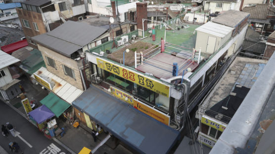 김의겸 ‘25억 흑석동 건물’서 불법 증축물…철거 명령 