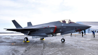 추락한 日 F-35A 전투기 꼬리날개 발견…마지막 교신도 확인 