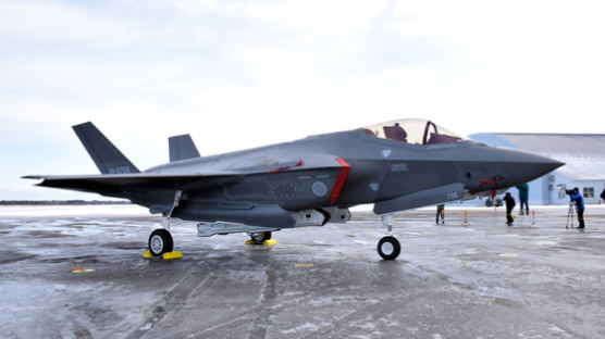 추락한 日 F-35A 전투기 꼬리날개 발견…마지막 교신도 확인 